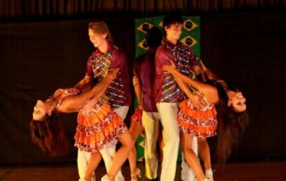 Actuación del grupo brasileño Artte Escola de Dança